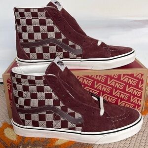 Vans Men’s Sk8-Hi
Stitch Checkerboard Bitte
VN000CP97YO
Sneakers